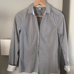 Fitted light blue-gray / white button down